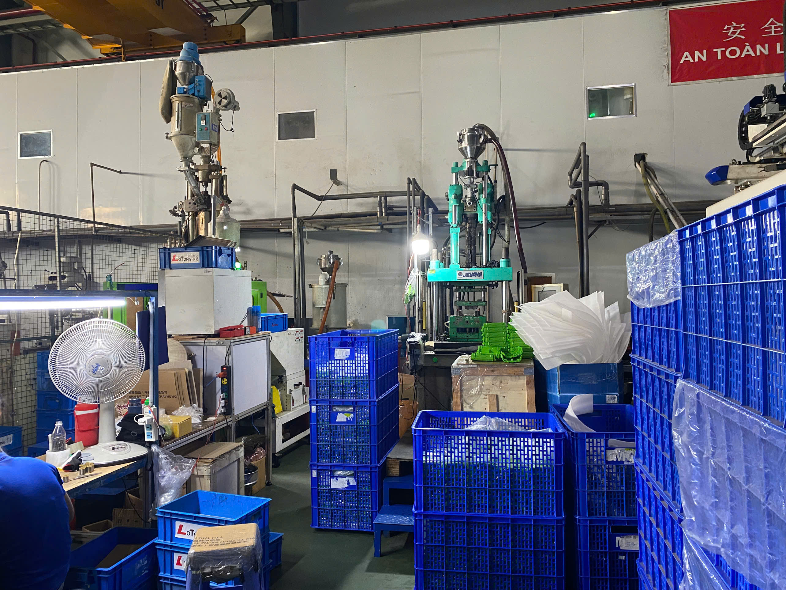 Vertical Injection Molding Machine 1.jpg